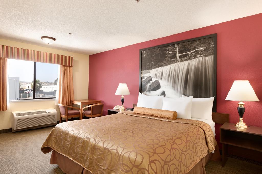 Super 8 By Wyndham Oceanside Marty'S Valley Inn Ngoại thất bức ảnh