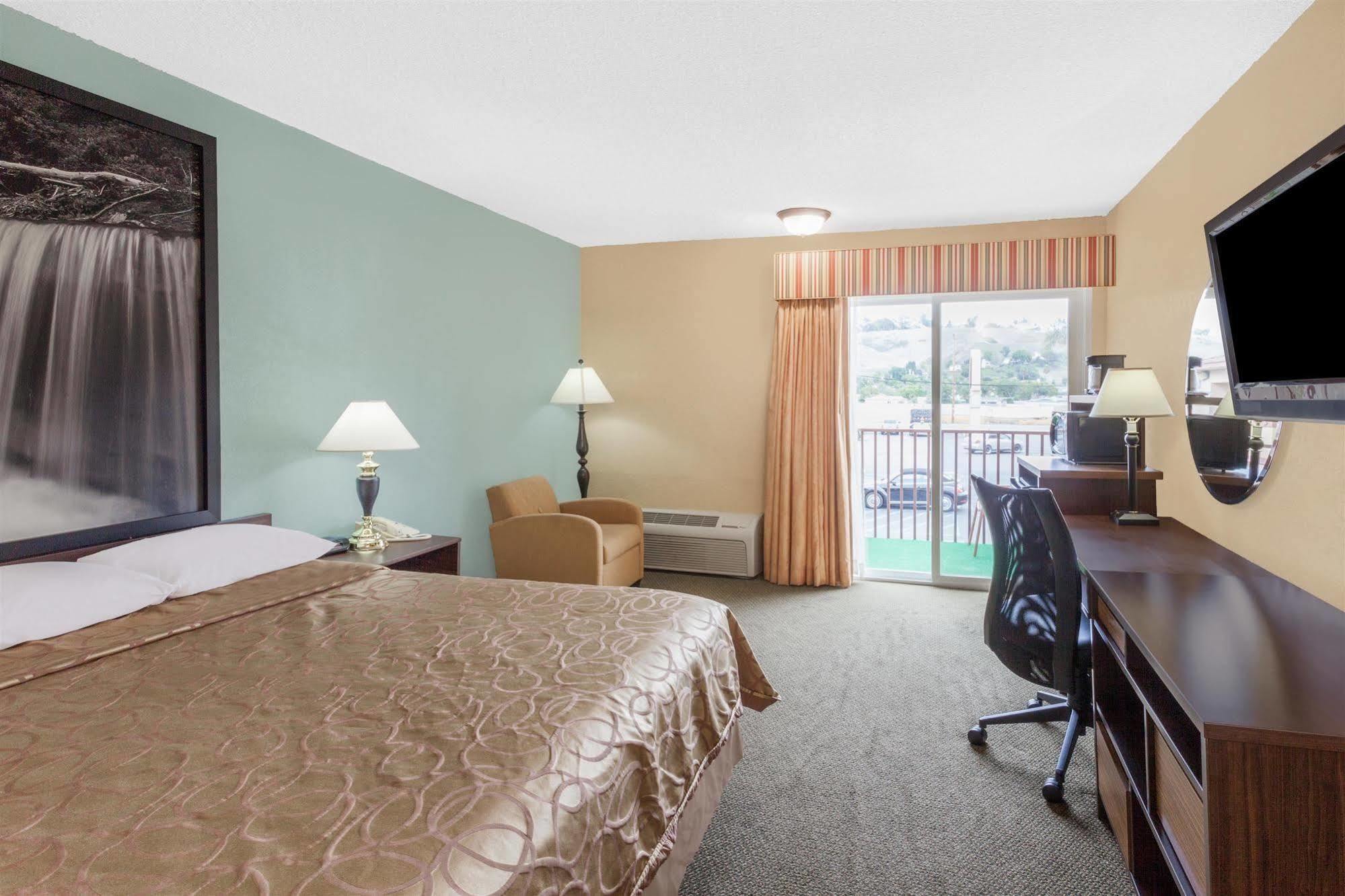 Super 8 By Wyndham Oceanside Marty'S Valley Inn Ngoại thất bức ảnh